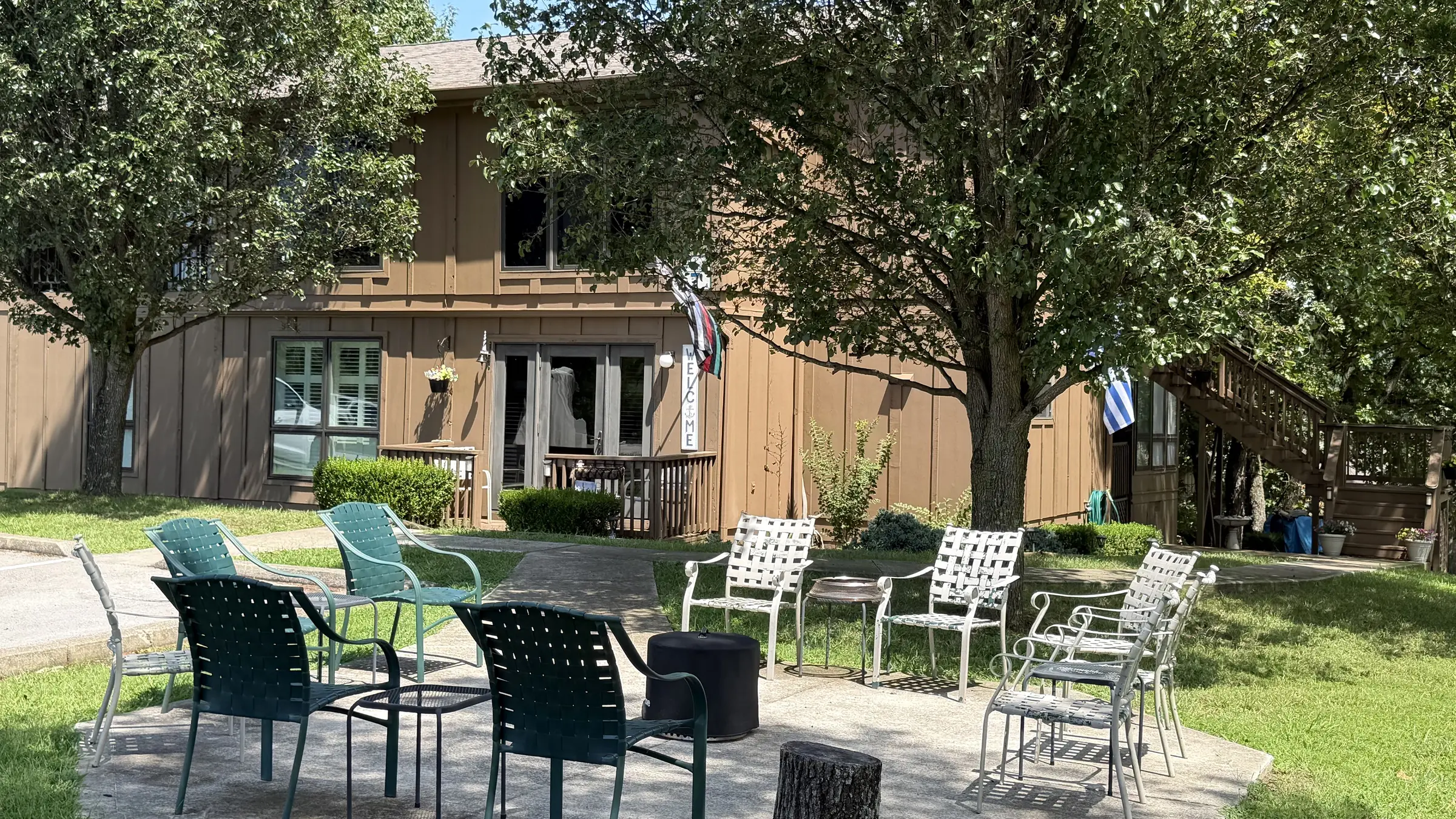 Outdoor seating area directly outside Marcum’s Lake Cumberland Retreat